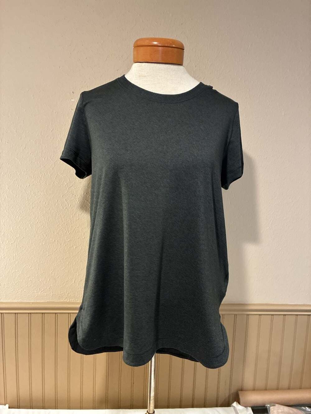 Athleta Uptempo Tee Size M Gray Short Sleeve Workout Top